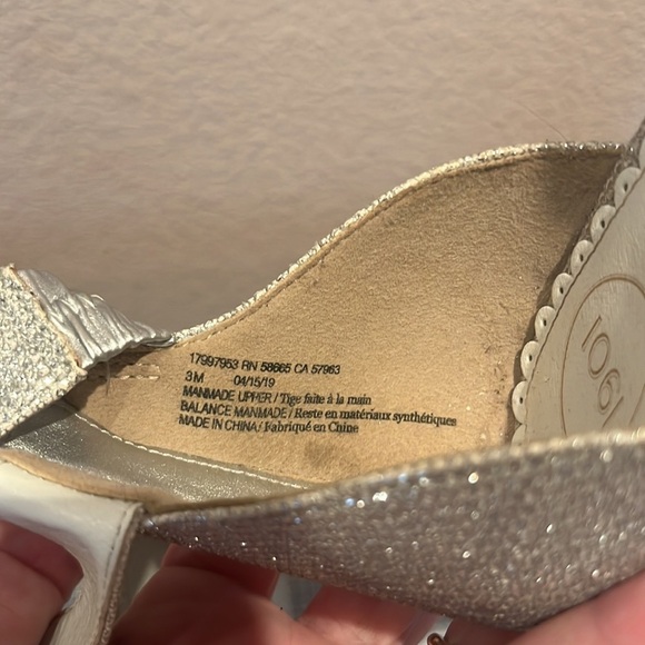 Girls Sz 3 Nordstrom 1901 Silver Sparkly Wedge Heels - Picture 13 of 14
